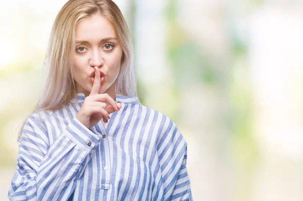 Jonge Blonde Vrouw Geïsoleerde Achtergrond Vragen Stil Met Vinger Lippen — Stockfoto