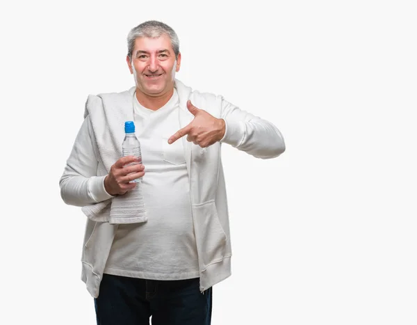 Guapo Hombre Mayor Entrenamiento Sosteniendo Toalla Botella Agua Sobre Fondo —  Fotos de Stock