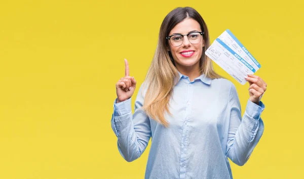 Joven Hermosa Mujer Sosteniendo Tarjeta Embarque Sobre Fondo Aislado Sorprendida —  Fotos de Stock