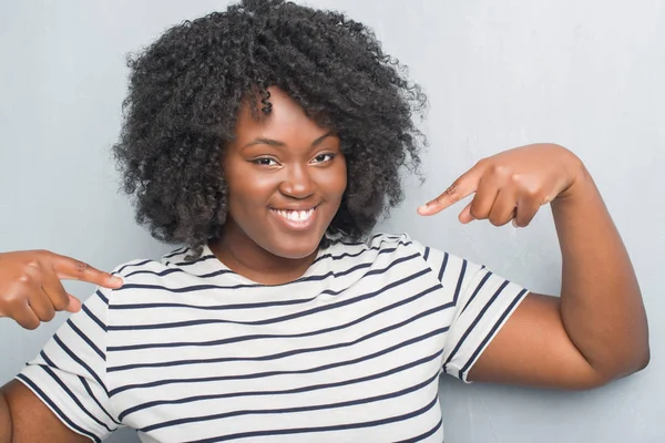 Mladý Američan Afričana Velikost Ženy Nad Šedá Grunge Zeď Sebevědomým — Stock fotografie