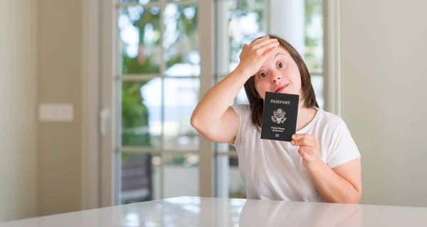 Σύνδρομο Γυναίκα Στο Σπίτι Κρατώντας Ηπα Διαβατήριο Τόνισε Χέρι Στο — Φωτογραφία Αρχείου