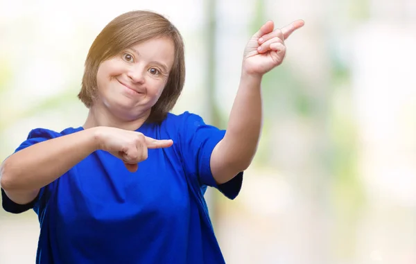 Giovane Donna Adulta Con Sindrome Sfondo Isolato Sorridente Guardando Fotocamera — Foto Stock