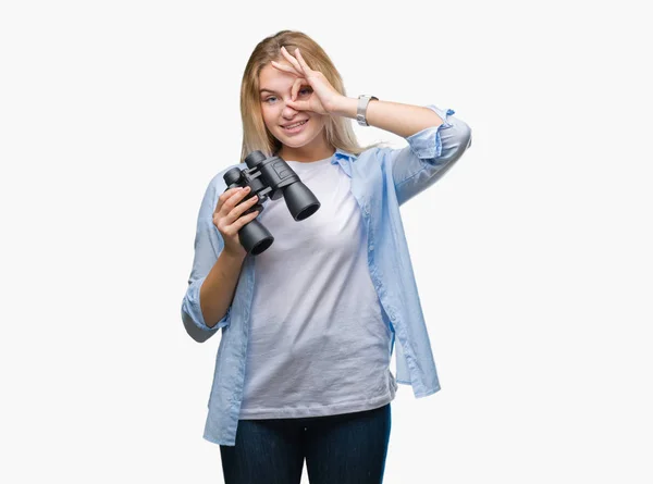 Mulher Branca Jovem Segurando Binóculos Sobre Fundo Isolado Com Rosto — Fotografia de Stock