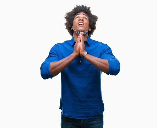美国黑人在与世隔绝的背景下乞求和祈祷 双手抱在一起 脸上带着希望表情非常情绪化和担忧 请求宽恕 宗教概念 — 图库照片