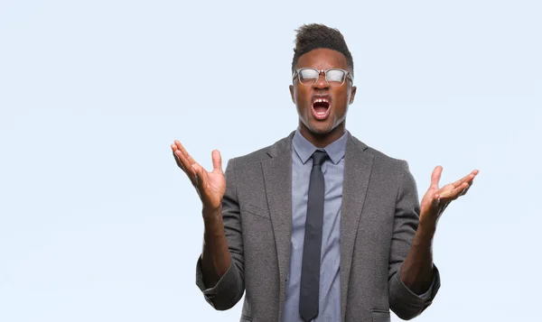 Joven Hombre Negocios Afroamericano Sobre Fondo Aislado Loco Loco Gritando —  Fotos de Stock