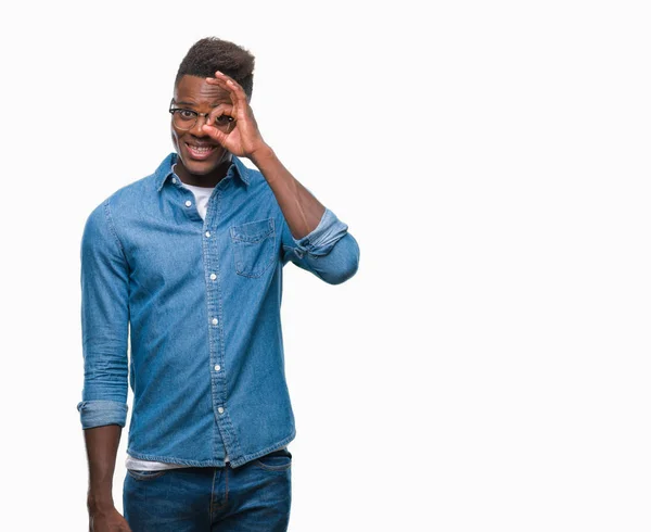 Jovem Homem Afro Americano Sobre Fundo Isolado Fazendo Gesto Com — Fotografia de Stock