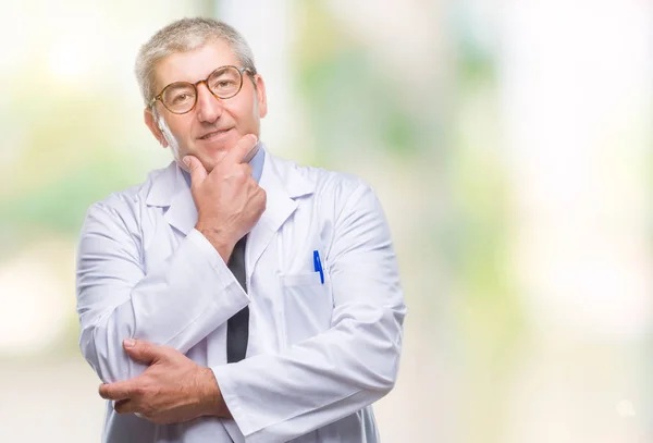 Bonito Médico Sênior Cientista Homem Profissional Vestindo Casaco Branco Sobre — Fotografia de Stock