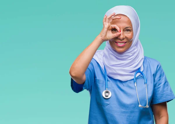 Старшая Арабская Медсестра Средних Лет Носит Хиджаб Изолированном Фоне Делает — стоковое фото
