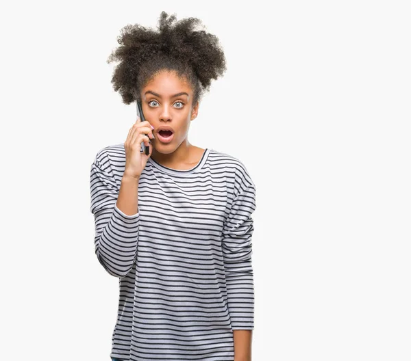 Joven Mujer Afroamericana Hablando Por Teléfono Sobre Fondo Aislado Asustada — Foto de Stock