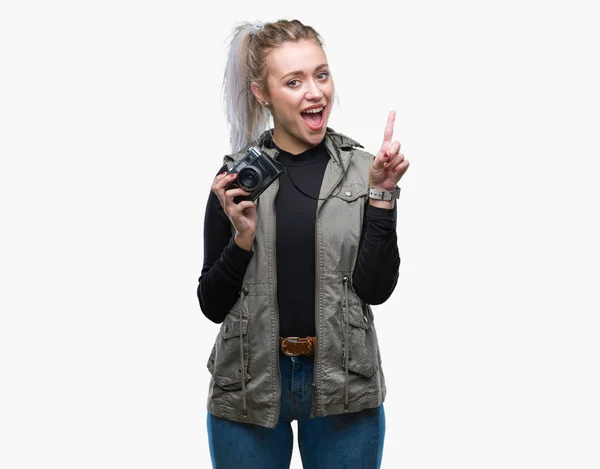 Jonge Blonde Vrouw Nemen Van Foto Met Behulp Van Vintage — Stockfoto