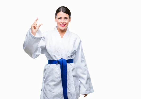 Giovane Bella Donna Indossa Uniforme Kimono Karate Sfondo Isolato Sorridente — Foto Stock