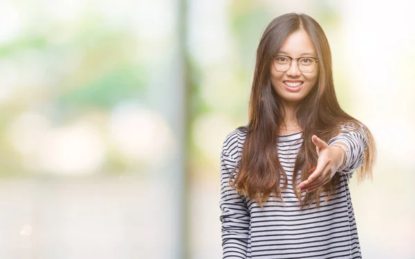 Jovem Mulher Asiática Vestindo Óculos Sobre Fundo Isolado Sorrindo Amigável — Fotografia de Stock