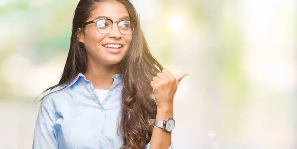 Jovem Bela Árabe Mulher Vestindo Óculos Sobre Isolado Fundo Sorrindo — Fotografia de Stock