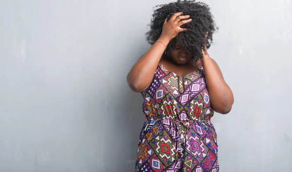 Молодая Африканская Американка Через Серую Гранж Стену Красочном Платье Страдающем — стоковое фото