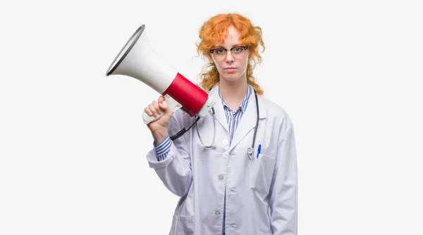 Νέοι Κοκκινομάλλα Γυναίκα Γιατρός Κρατώντας Μεγάφωνο Μια Αυτοπεποίθηση Έκφραση Στο — Φωτογραφία Αρχείου