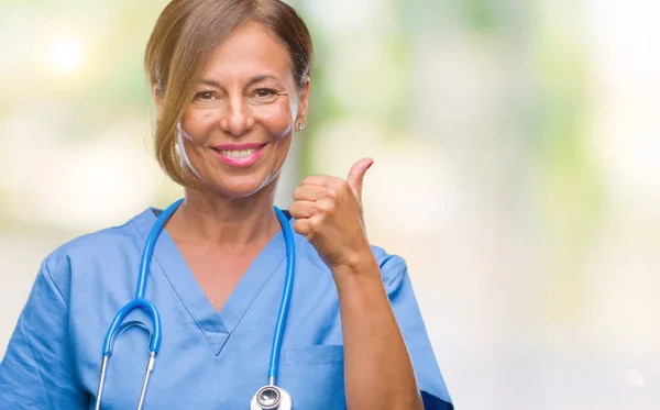 Krankenschwester Mittleren Alters Ärztin Mit Isoliertem Hintergrund Macht Glückliche Daumen — Stockfoto