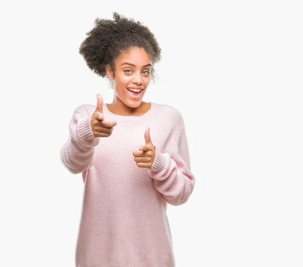 Junge Afroamerikanerin Winterpullover Vor Isoliertem Hintergrund Die Mit Dem Finger — Stockfoto