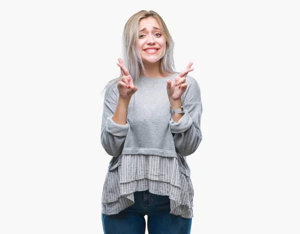 Mujer Rubia Joven Sobre Fondo Aislado Sonriendo Cruzando Los Dedos — Foto de Stock