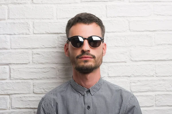 Hombre Adulto Joven Con Gafas Sol Pie Sobre Pared Ladrillo —  Fotos de Stock