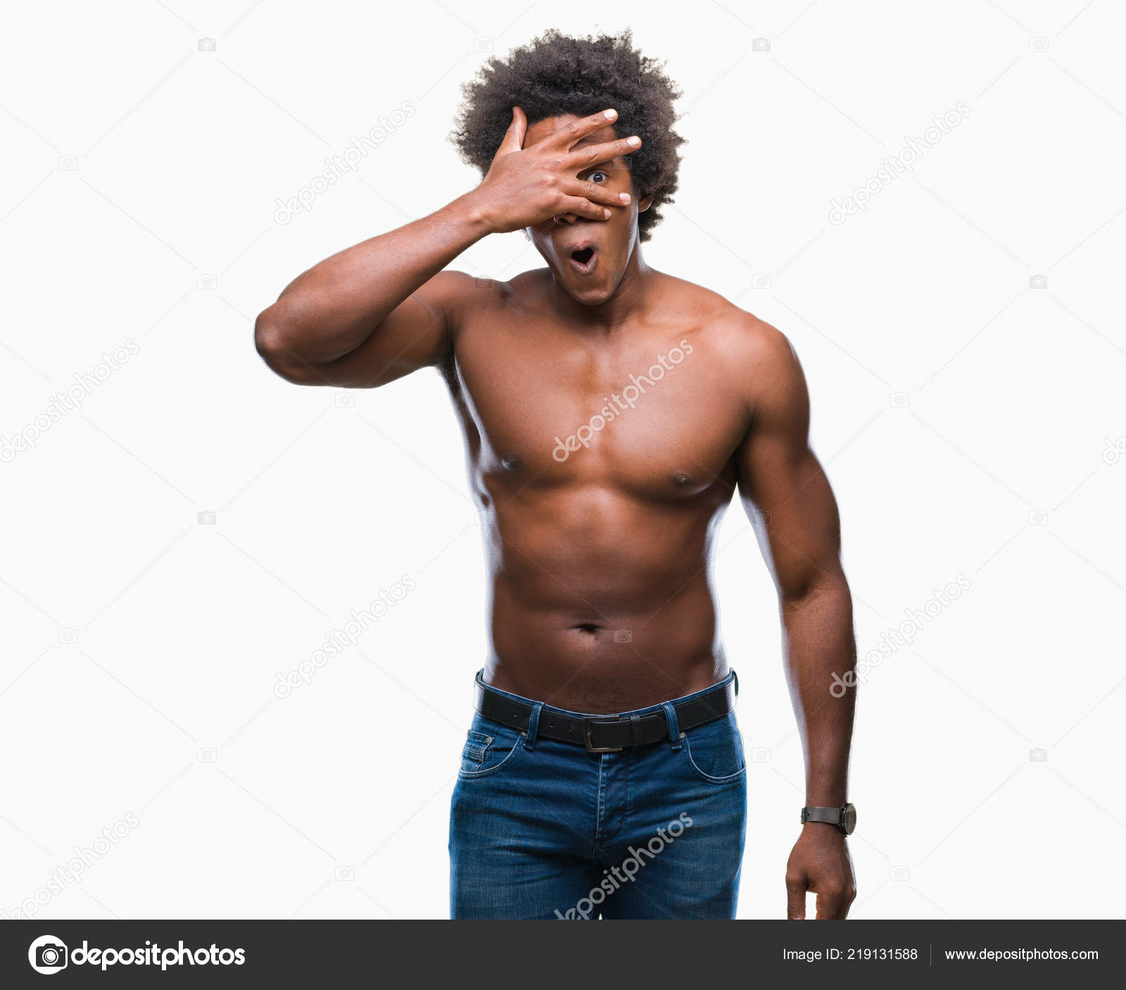 アフロ アメリカン上半身裸の男顔と手で目を覆うショックでピーク分離の背景に裸の体を見せて恥ずかしそうな顔で指を通して見る ストック写真 C Krakenimages Com