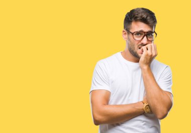 Genç yakışıklı adam stresli ve gergin ile izole arka plan üzerinde gözlük takan tırnak ısırma dudaklarından eller. Anksiyete sorunu.