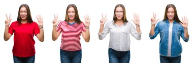 Kolaj gösterilen ve parmakları ile işaret beyaz izole arka plan üzerinde genç güzel kızın kendinden emin ve mutlu gülümseyerek süre sekiz numara.