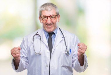 İzole arka plan kutlama üzerinden yakışıklı kıdemli Doktor adam şaşırttı ve başarı için kaldırdı kollarını açarak hayret ve gözleri açık. Kazanan kavramı.