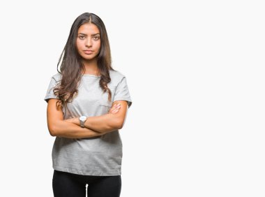 Genç güzel Arap kadın izole arka plan şüpheci ve çapraz kolları olan yüzündeki gergin, onaylamayan ifade yüzünden. Negatif kişi.