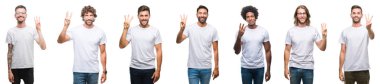 Kolaj gösterilen ve parmakları ile işaret beyaz izole arka plan üzerinde beyaz t-shirt giyen genç beyaz, İspanyol, afro erkeklerin kendinden emin ve mutlu gülümseyerek iken üçüncü.
