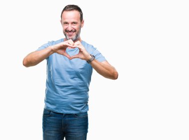 Orta yaş kalp simgesi ve elleriyle şekil gösterilen aşık gülümseyen izole arka plan üzerinde ağarmış komuta sizde. Romantik kavramı.