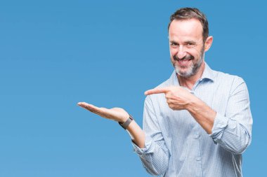 Orta yaş ağarmış üst düzey iş adamı üzerinden hayran ve el ile sunulması ve parmak ile işaret ederken kameraya gülümseyen izole arka plan.