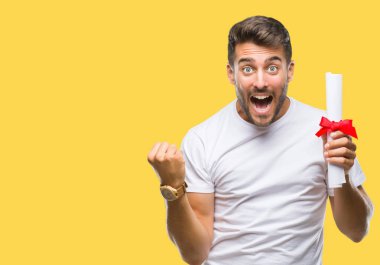 Duygu tezahürat derecesi gurur çığlık ve zafer ve başarı çok heyecanlı, kutluyor izole arka plan üzerinde tutan genç yakışıklı adam