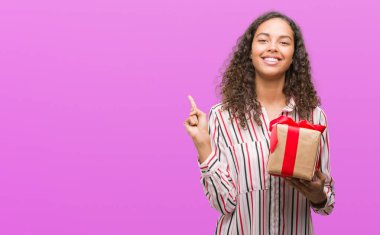 Mevcut çok mutlu el ve parmak ile tarafına işaret tutan aşık genç İspanyol kadın