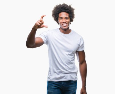 Afro Amerikalı adam izole arka plan gülümseyen ve süre seyir ve kamera boyutu işaret parmaklarıyla yapıyor el ile kendinden emin eller üzerinde. Ölçü kavramı.