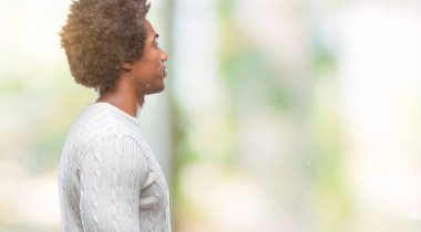 İzole arka tarafına, seyir üzerinde Afro Amerikalı adam sakin ol kendine güvenen gülümseme ile doğal yüz pozuyla profili.