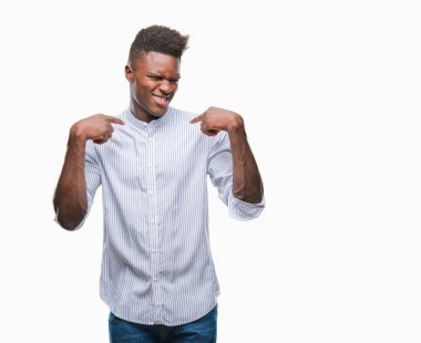Yüzünde gülümseme ile kendinden emin görünüyorsun, kendini gururlu ve mutlu parmakları ile işaret izole arka plan üzerinde genç Afro-Amerikan adam.