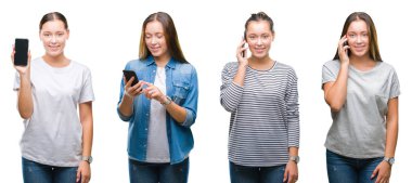 Beyaz izole arka plan üzerinde duran ve diş gösterilen kendine güvenen bir gülümsemeyle gülümseyerek mutlu bir yüz ile akıllı telefon kullanan genç kız kolaj