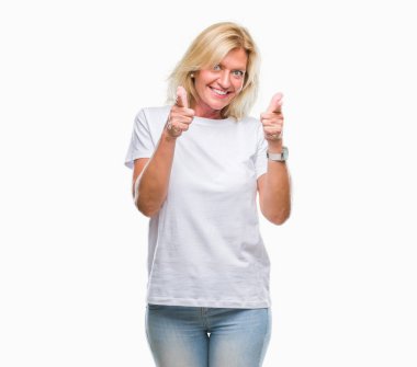 Orta yaş sarışın kadın kamera ile mutlu ve komik yüz için parmakları işaret izole arka plan yüzünden. İyi enerji ve vibes.