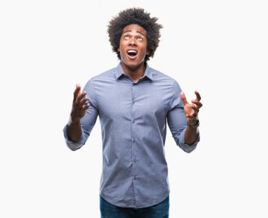 Afro Amerikalı adam izole arka plan çılgın ve kızgın bağırarak ve agresif ifade ve silah kaldırdı bağırıyor. Hayal kırıklığı kavramı.