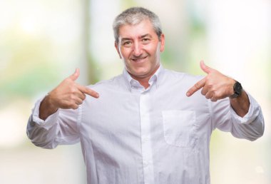 Yüzünde gülümseme ile kendinden emin görünüyorsun, kendini gururlu ve mutlu parmakları ile işaret izole arka plan üzerinde üst düzey yakışıklı.