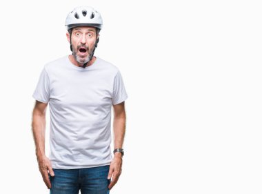 Bisiklet Emanet helment giyen orta yaş üst düzey ağarmış bisikletçi adam arka plan korkuyor ve şok sürpriz ifade, korku ve heyecan yüz ile izole.