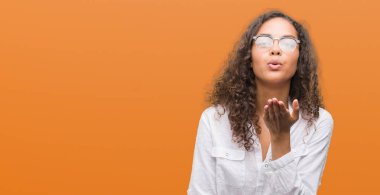 Bir öpücük el ile güzel ve seksi olmak hava üfleme kamera bakıyor güzel genç İspanyol kadın. Aşk ifade.