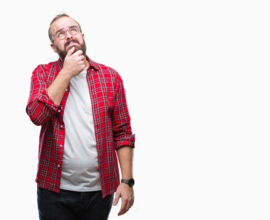 Çene düşünme hakkında soru, dalgın ifade üzerine el ile izole arka plan üzerinde gözlük takan Genç beyaz hipster adam. Düşünceli yüzüyle gülümsüyor. Şüphe kavramı.