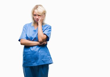 Genç güzel sarışın hemşire doktor kadın üzerinde seyir yorgun ve bıkkın ile depresyon sorun Çapraz kollar ile izole arka plan düşünme.