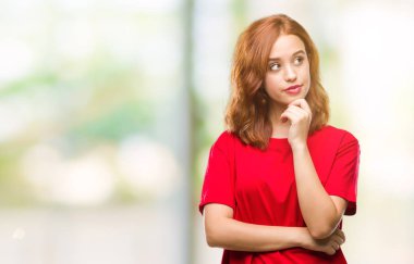 Genç güzel kadın elle çene düşünme hakkında soru, dalgın ifade izole arka plan yüzünden. Düşünceli yüzüyle gülümsüyor. Şüphe kavramı.