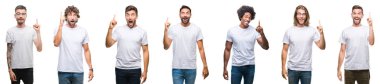 Kolaj başarılı fikirle parmak işaret beyaz izole arka plan üzerinde beyaz t-shirt giyen genç beyaz, İspanyol, afro adam. Çıktıktan ve mutlu. Bir numara.