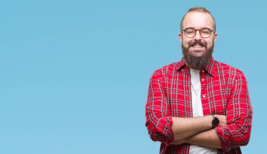 İzole arka plan mutlu yüz ile gülümseyen üzerinde gözlük takan Genç beyaz hipster adam kameraya seyir silah geçti. Olumlu bir kişi.