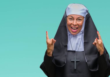 Orta yaş üst düzey Hıristiyan Katolik Rahibe kadın deli ifade rock simge elle yapıyor ile bağırarak izole arka plan yüzünden. Müzik yıldızı. Ağır kavramı.