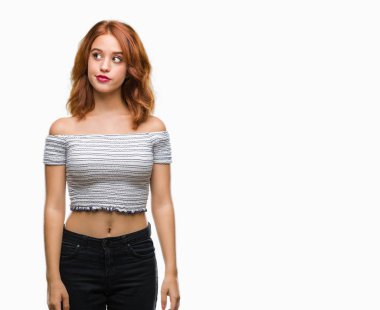 Genç güzel kadın görünümlü yan ve dik dik bakma uzağa düşünce gülümseyen izole arka plan üzerinde.