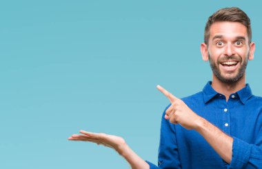 Yakışıklı delikanlı üzerinden hayran ve el ile sunulması ve parmak ile işaret ederken kameraya gülümseyen izole arka plan.